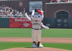 Hello-Kitty-Giants-San-Francisco_4462892-2