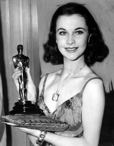 VIVIEN LEIGH holding her Academy Award for Best Actress for Gone With Wind. 1940. Foto: Everett Collection / IBL Bildbyrå